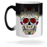 Caneca colorida do crânio mexicano